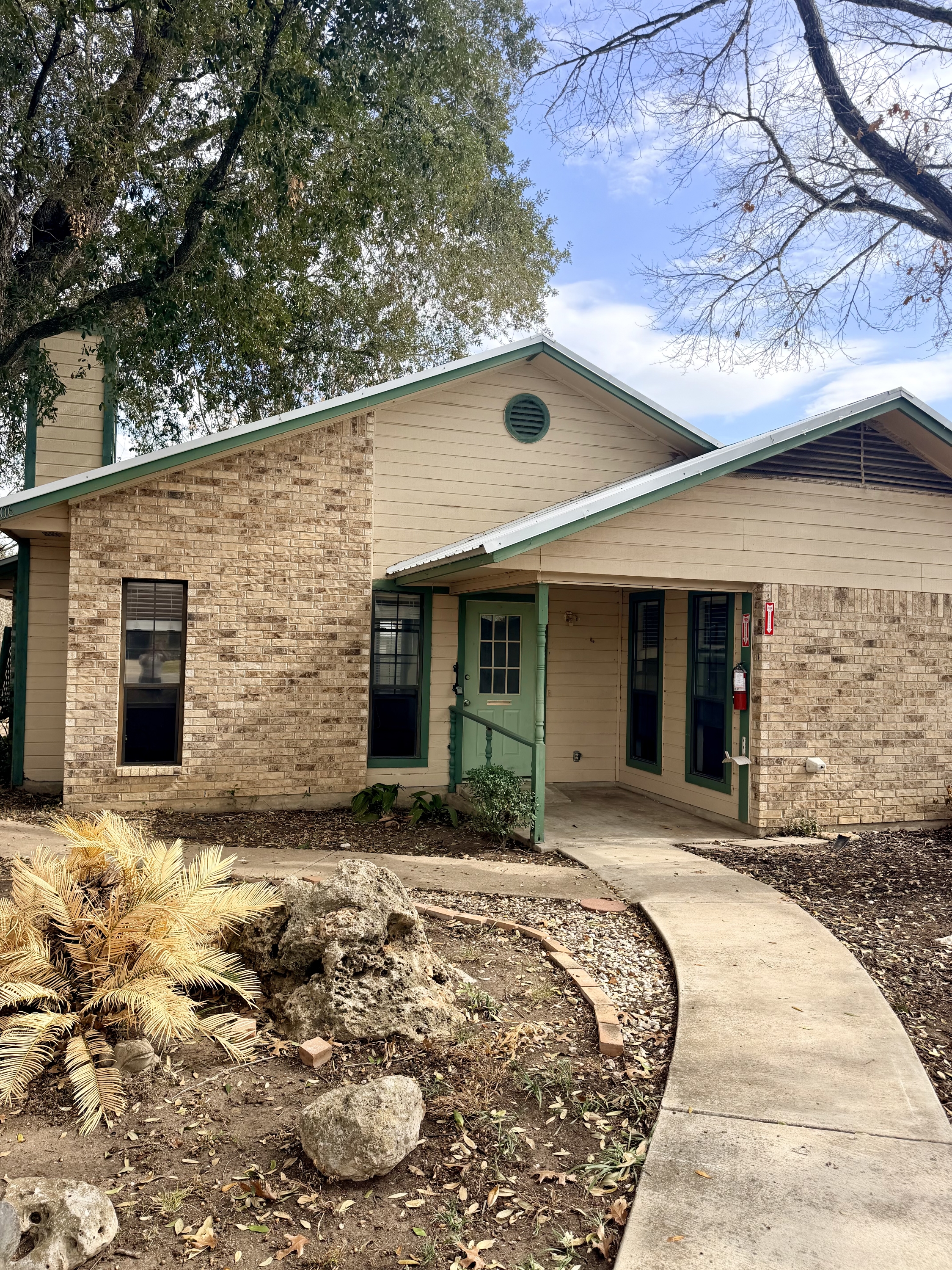 728 West San Antonio Street