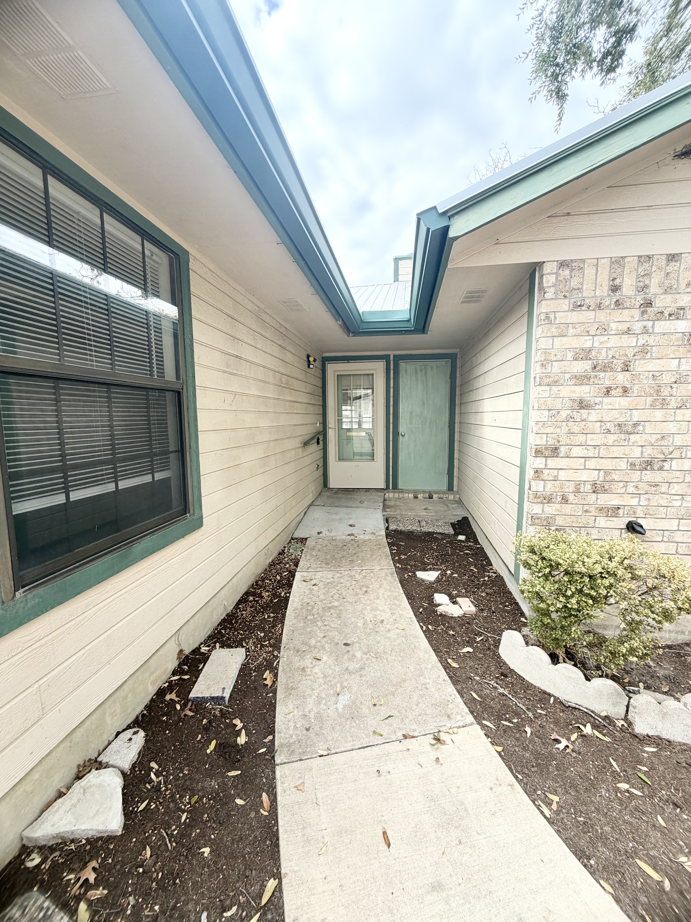 728 West San Antonio Street