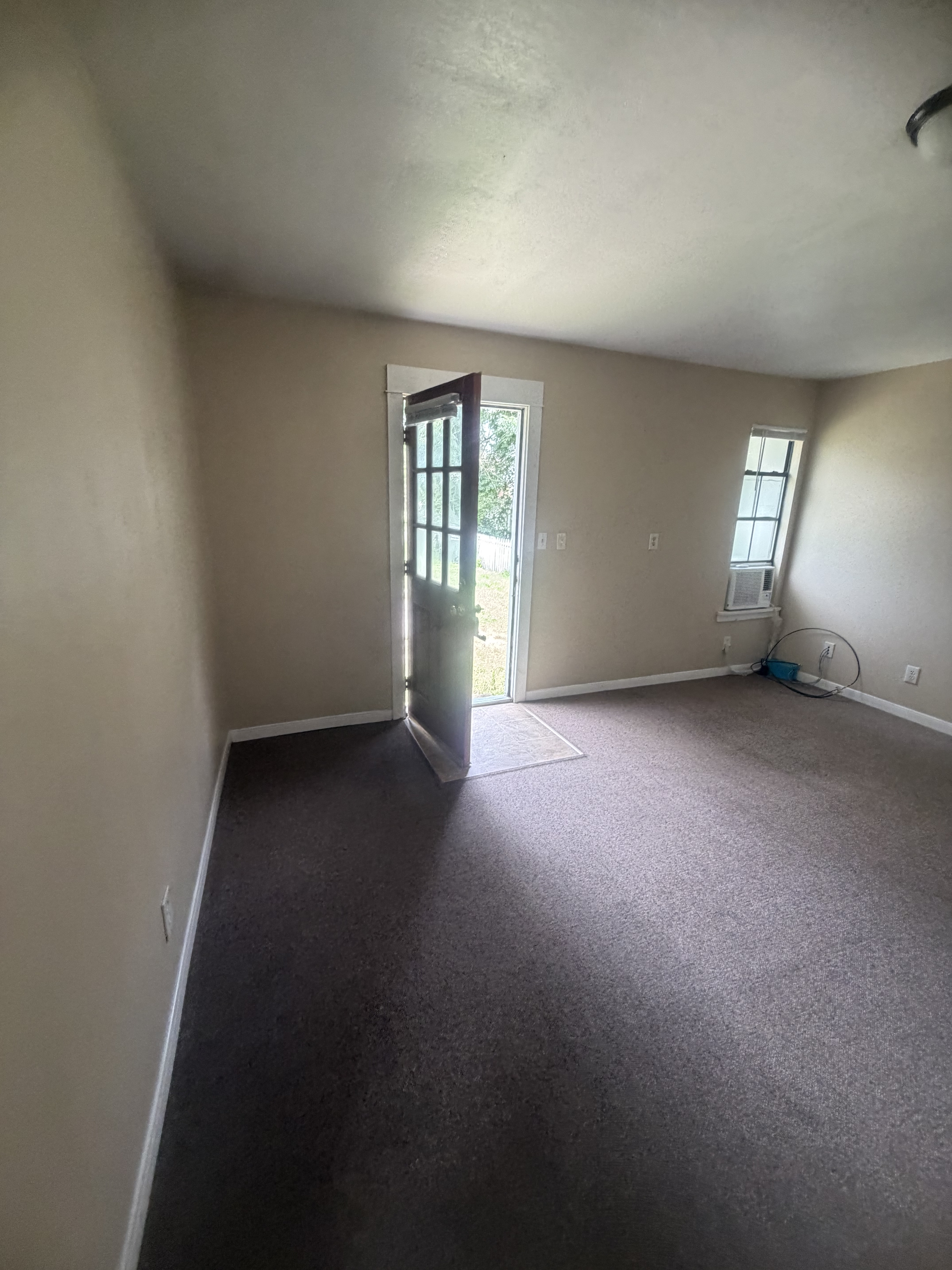 302 1/2 Burleson