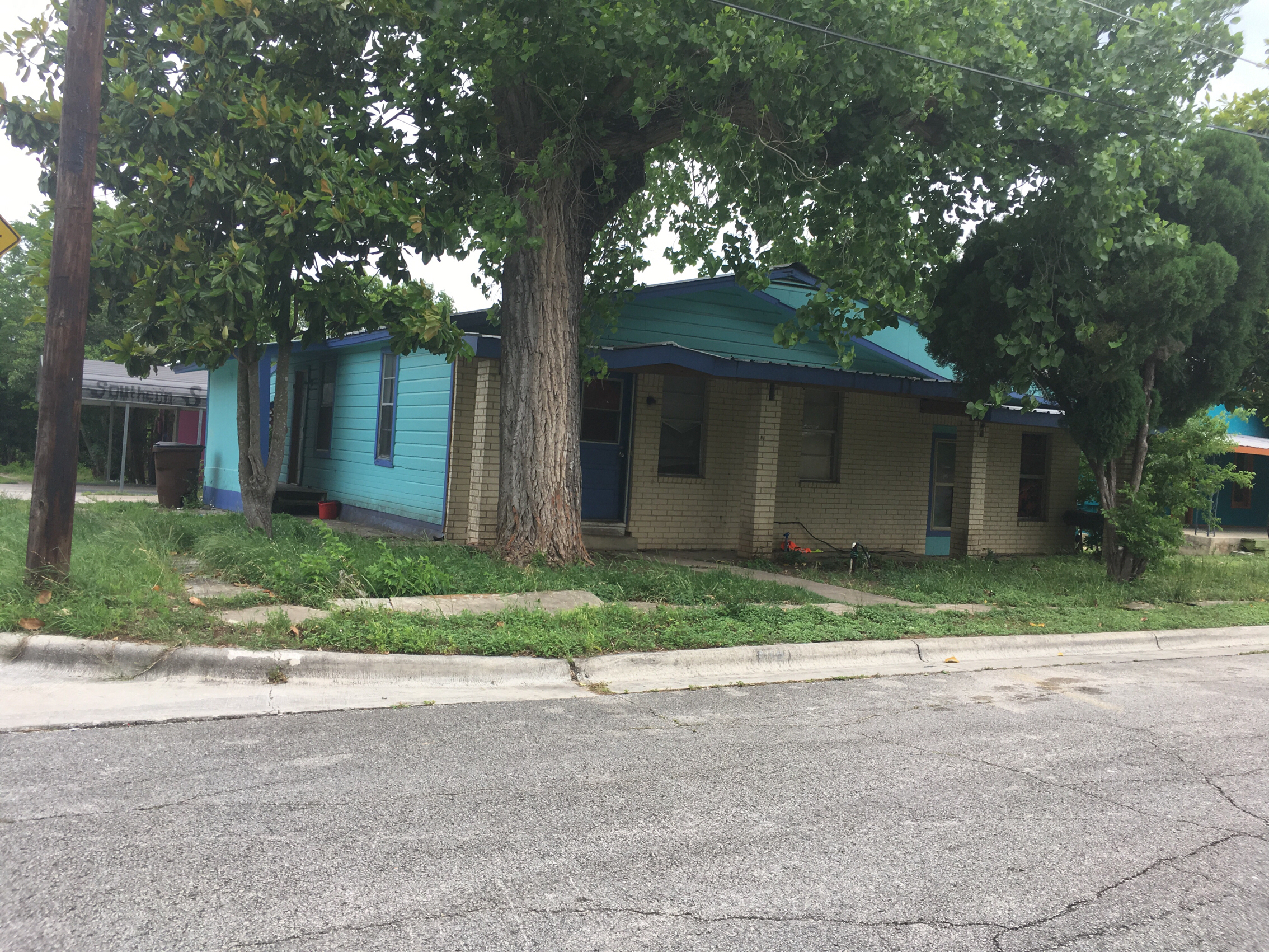 816 East Navarro Street