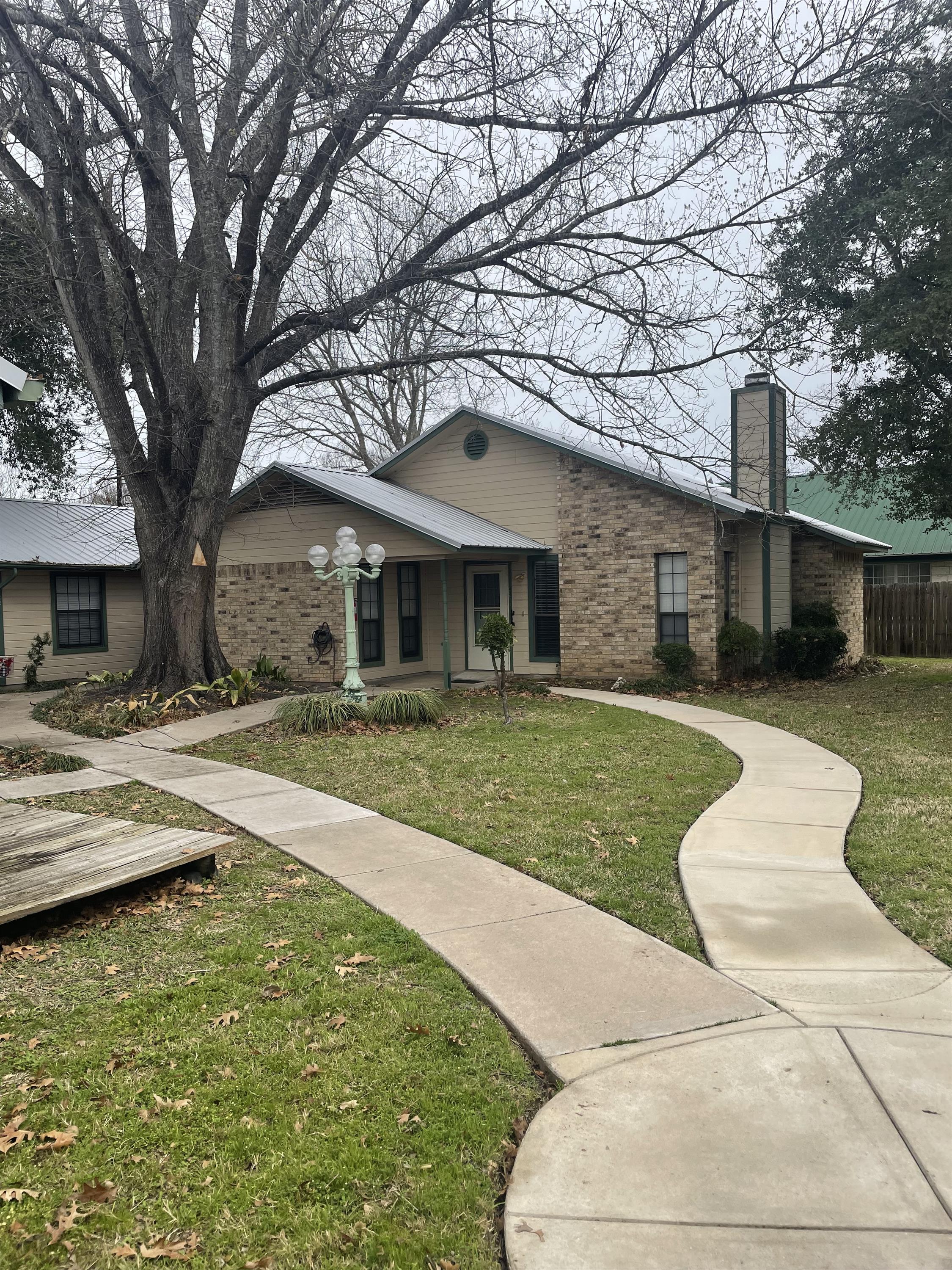728 West San Antonio Street